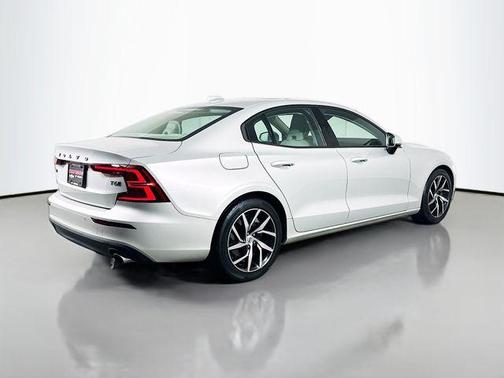 2020 Volvo S60 T6 Momentum