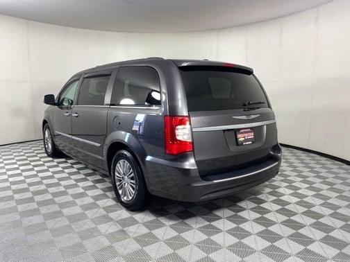 Photo 5 of 23 of 2016 Chrysler Town & Country Touring-L