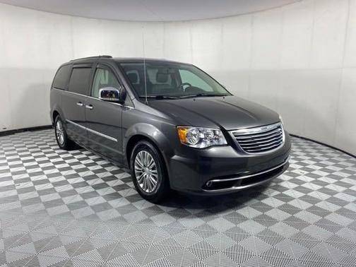 Photo 3 of 23 of 2016 Chrysler Town & Country Touring-L