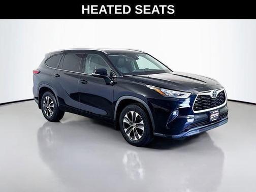 Midnight Black Metallic 2020 Toyota Highlander XLE