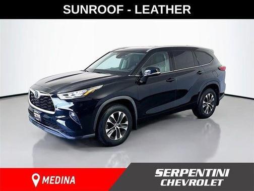 Midnight Black Metallic 2020 Toyota Highlander XLE