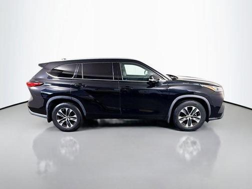 Midnight Black Metallic 2020 Toyota Highlander XLE