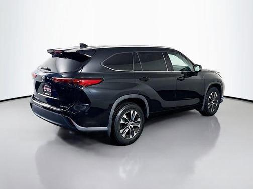 Midnight Black Metallic 2020 Toyota Highlander XLE
