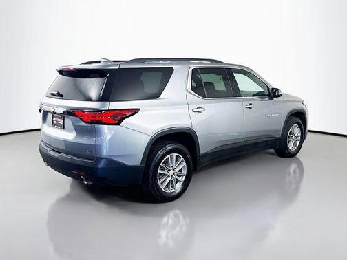 Sterling Gray Metallic 2023 Chevrolet Traverse LT Cloth