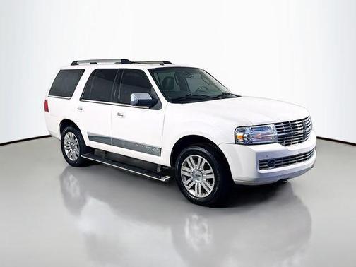 White Platinum Tri-Coat Metallic 2013 Lincoln Navigator Base