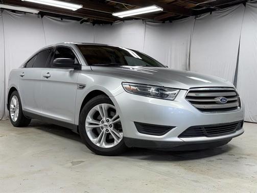 Silver 2016 Ford Taurus SE
