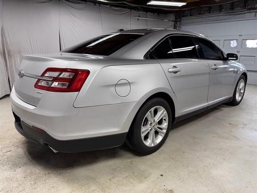 Silver 2016 Ford Taurus SE