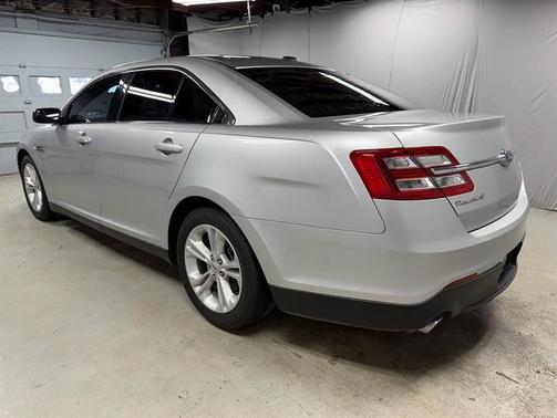 Silver 2016 Ford Taurus SE