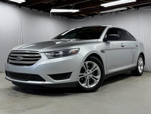 Silver 2016 Ford Taurus SE