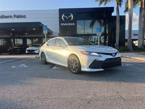 Wind Chill Pearl 2022 Toyota Camry Hybrid XLE