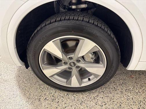 Glacier White Metallic 2023 Audi Q5 40 Premium