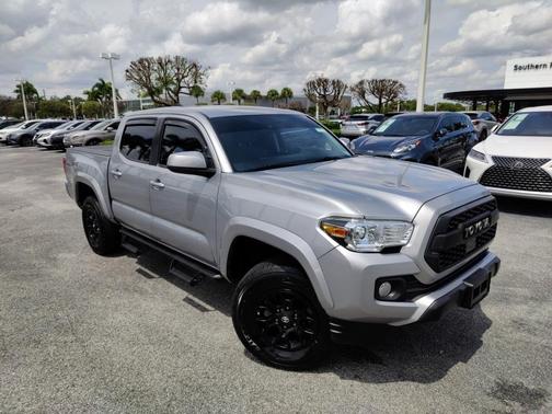 Photo 2 of 33 of 2021 Toyota Tacoma SR5