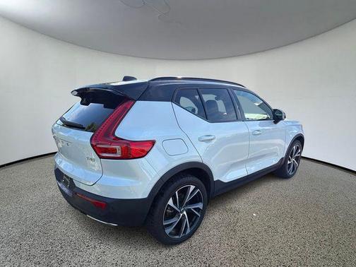2020 Volvo XC40 T4 R-Design