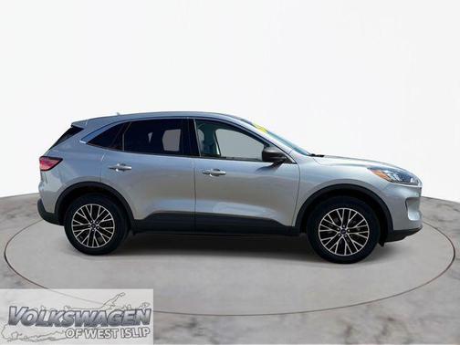 Iconic Silver Metallic 2022 Ford Escape SE