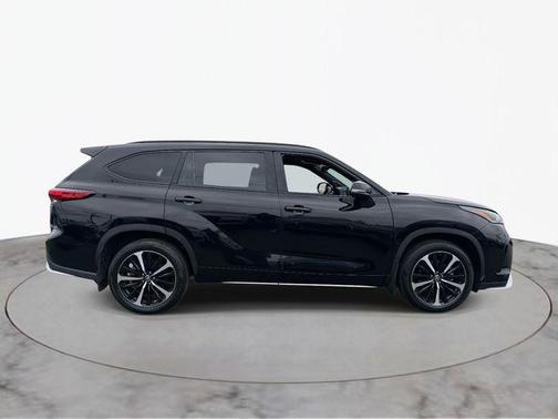 Midnight Black Metallic 2021 Toyota Highlander XSE