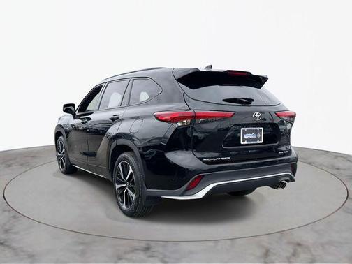 Midnight Black Metallic 2021 Toyota Highlander XSE