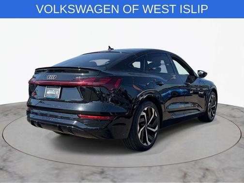 Mythos Black Metallic 2024 Audi Q8 e-tron Premium Plus