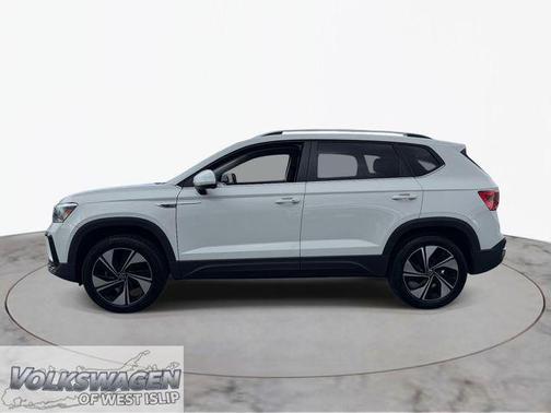 Pure White 2024 Volkswagen Taos 1.5T SE