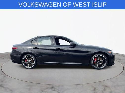 Vulcano Black Metallic 2023 Alfa Romeo Giulia Veloce AWD