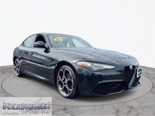 Vulcano Black Metallic 2023 Alfa Romeo Giulia Veloce AWD