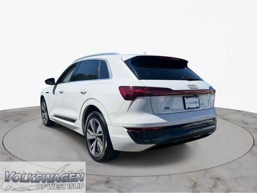 Glacier White Metallic 2024 Audi Q8 e-tron Premium Plus