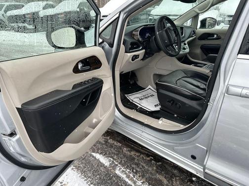 2023 Chrysler Pacifica Hybrid Limited