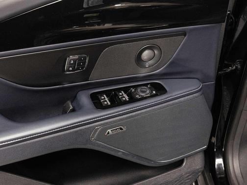 Infinite Black Metallic Clearcoat 2025 Lincoln Nautilus Reserve