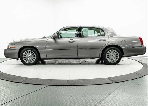 BEIGE 2003 Lincoln Town Car Signature