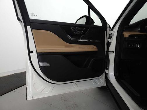 Pristine White Metallic Tri-Coat 2022 Lincoln Corsair Reserve