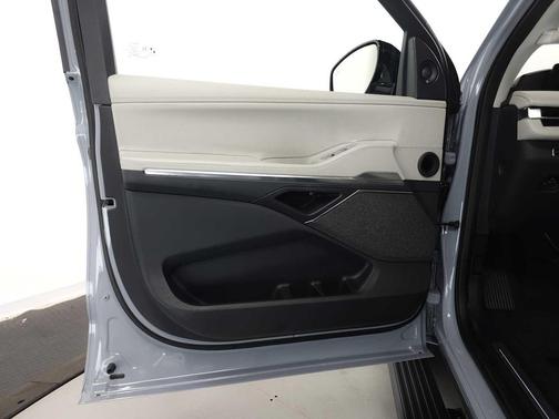 Gray Mist Metallic Tri-Coat 2025 Lincoln Navigator Reserve