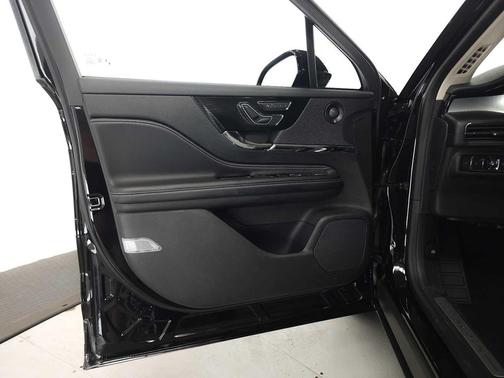 Infinite Black Metallic Clearcoat 2023 Lincoln Corsair Standard