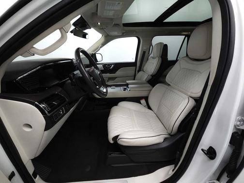 Pristine White Metallic Tri-Coat 2022 Lincoln Navigator Black Label