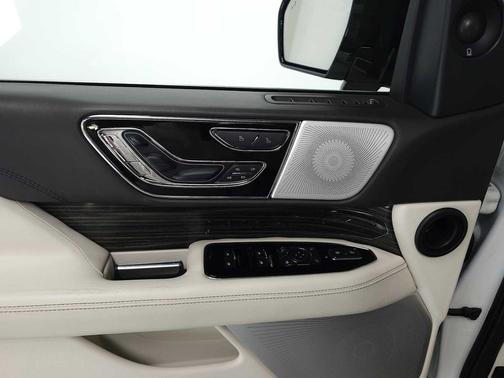 Pristine White Metallic Tri-Coat 2022 Lincoln Navigator Black Label