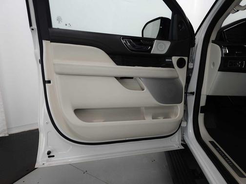 Pristine White Metallic Tri-Coat 2022 Lincoln Navigator Black Label