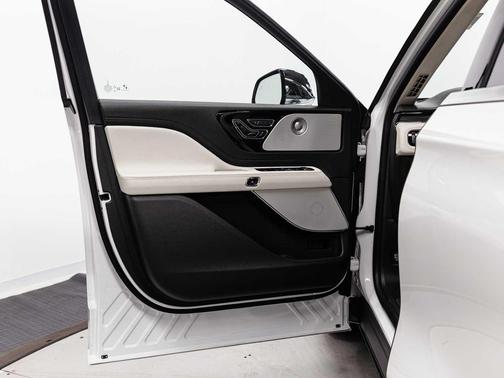 Pristine White Metallic Tri-Coat 2022 Lincoln Aviator Black Label AWD