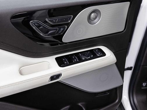 Pristine White Metallic Tri-Coat 2022 Lincoln Aviator Black Label AWD