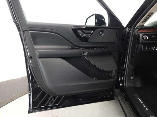 Infinite Black Metallic Clearcoat 2022 Lincoln Aviator Reserve AWD