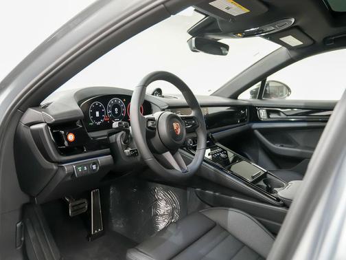 Dolomite Silver Metallic 2026 Porsche Panamera 4