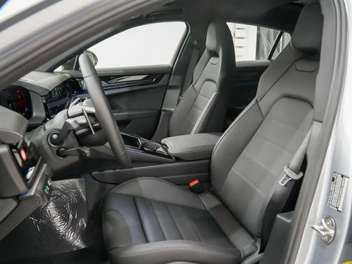 Dolomite Silver Metallic 2026 Porsche Panamera 4