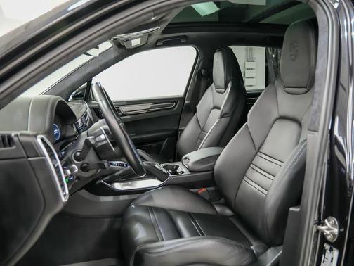 Jet Black Metallic 2020 Porsche Cayenne Turbo