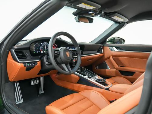 Oak Green Metallic Neo 2026 Porsche 911 Targa 4 GTS