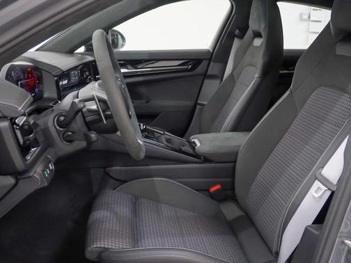 2025 Porsche Panamera 4