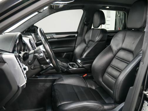 Jet Black Metallic 2017 Porsche Cayenne Turbo