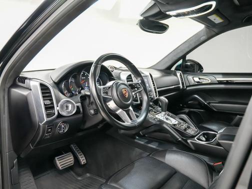 Jet Black Metallic 2017 Porsche Cayenne Turbo