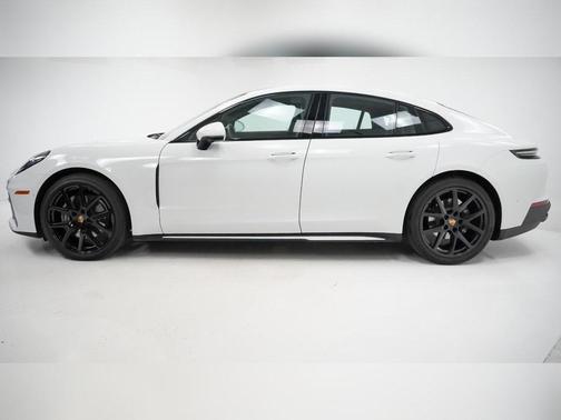 2025 Porsche Panamera 4