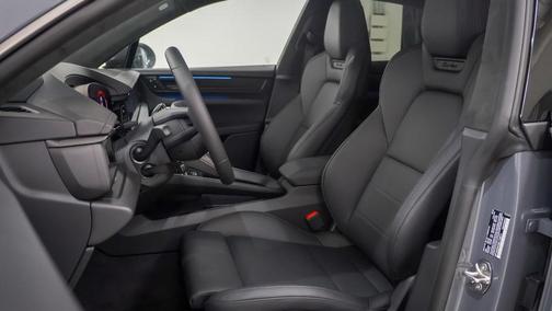 2025 Porsche Macan Turbo
