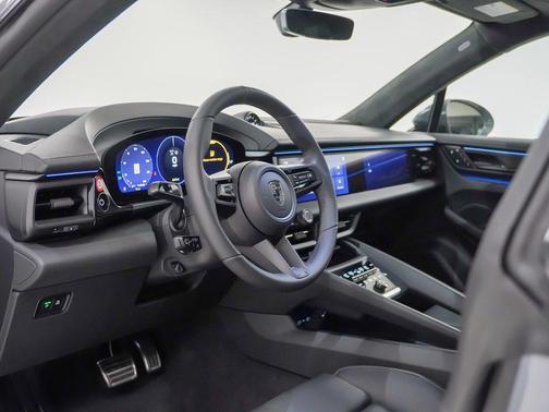 2025 Porsche Macan Turbo