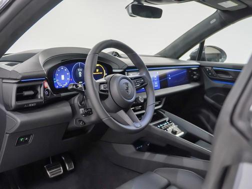 2025 Porsche Macan Turbo