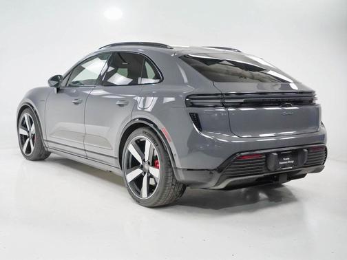 2025 Porsche Macan Turbo