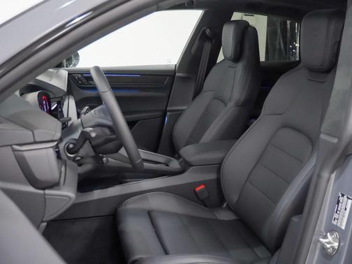 2025 Porsche Macan Turbo